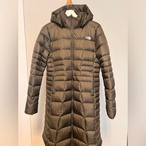 The North Face Women’s Long Puffer Coat in Olive Size M